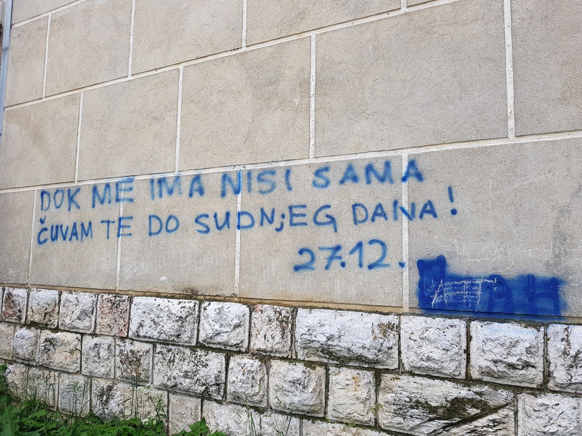 … na “diksiju” z odprtimi vrati, saj že pošteno smrdi po&nbsp;dreku